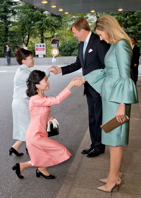 queen maxima blue dress bell sleeves japan Queen Maxima Style, White Coat Dress, Princess Ameerah, Renda Kebaya, Princess Haya, Japanese Princess, Regina Maxima, Ways To Wear A Scarf, Queen Máxima Of The Netherlands