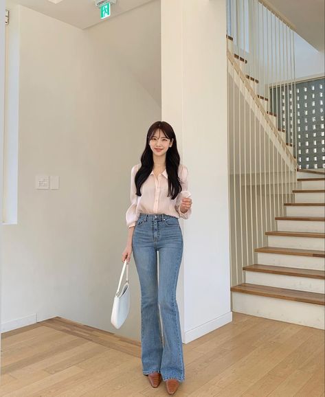 Light Blue Jeans Outfit, Girly Style Outfits, Simple Style Outfits, Denim Pants Fashion, Celebrity Casual Outfits, Mom Jeans Outfit, Casual College Outfits, Fashion Top Outfits, Everyday Fashion Outfits