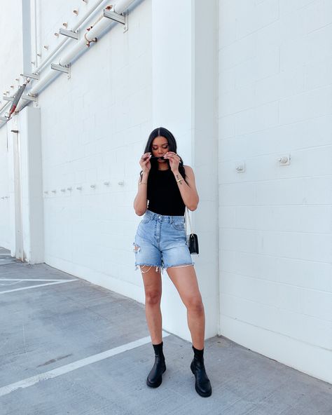 Black Denim Shorts Outfit, Edgy Summer Outfits, Long Denim Shorts, Black Boots Outfit, Jean Short Outfits, Mom Denim, Denim Shorts Outfit, Boots Outfit Ankle, Mom Jeans Shorts