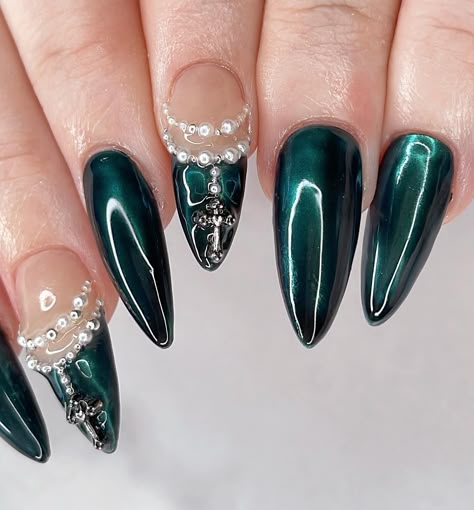 ˚♱ The other Boleyn Girl ♱ ˚ Comment if you got the reference 🤭 Isn’t this dark chrome with an accent baroque nail such a moodddd 🤌🏻 #nailinspo #naildesign #nailart #gelxinspo #vancouvernails #baroquenails #chromenails #renaissancenails #gothicnails #gelxnails #3dnailart Dark Green Nail Art, Green And Silver Nails, Got Nails, The Other Boleyn, Nails Board, Nail Desi, Hoco Nails, The Other Boleyn Girl, Dark Green Nails