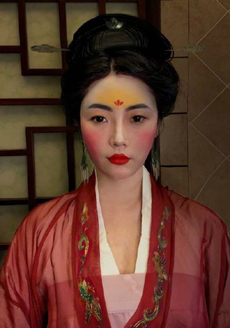 'Mulan Makeup Challenge' is Going Viral in China Chinese Make Up Traditional, Mulan Face Paint, Mulan Makeup Look, Mulan Makeup, Ancient China Makeup, Traditional Chinese Makeup, Chinese Makeup Traditional Eyes, Cosplay Mulan, Blasian Edit