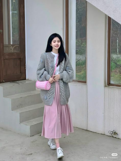 Pink Cardigan Outfit, Cardigan Outfit Aesthetic, Chinese Street Style, Sweater Cardigan Outfit, Maxi Frocks, Pink Turtleneck Sweater, Japan Outfit, Cardigan Outfit, Long Skirt Outfits