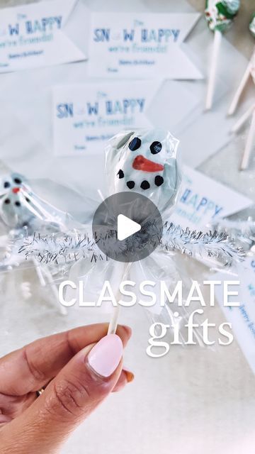 Andrea Clawson on Instagram: "Classmate gifts: Lollipop snowman ☃️ ❄️ 

Adorable + affordable winter treat idea for the little ones. These would be great for class favors or winter party favors too. 

For teacher, this would be a fun activity to do with students after reading a book about a snowman. 

What I used: 
Lollipops from @dollartree 
White tissue paper and cellophane cut into small squares from @dollartree 
ribbon
Black and orange paint markers from @target 
(sharpies should work too)
printed gift tag from stayathomecircus.com

Save for later + share with friends + follow for more holiday ideas

#christmastreatsideas #dollartreecrafts #kidscrafts #christmasdiy #classroomtreats #dollartreefinds #dollartreediy #dollartreeobsessed #christmasideas #christmasparty #christmaspartyideas Snowman Party Favors, Christmas Treats For Kids Classroom, Lollipop Gift Ideas, Marshmellow Snowman, Snowman Recipe, Winter Party Favors, Winter Party Favor, Classmate Gifts, Snowman Recipes