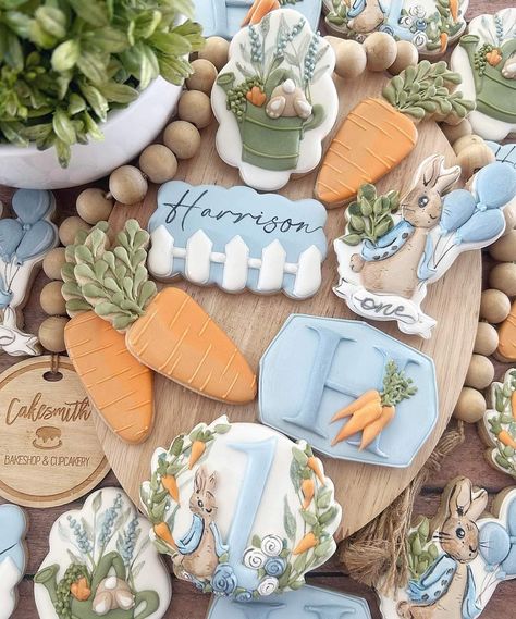 Peter Rabbit Theme Party, Bolo Da Hello Kitty, Peter Rabbit Cake, Rabbit Cookies, Tale Of Peter Rabbit, Peter Rabbit Birthday, Peter Rabbit Party, Idee Babyshower, Bunny Baby Shower