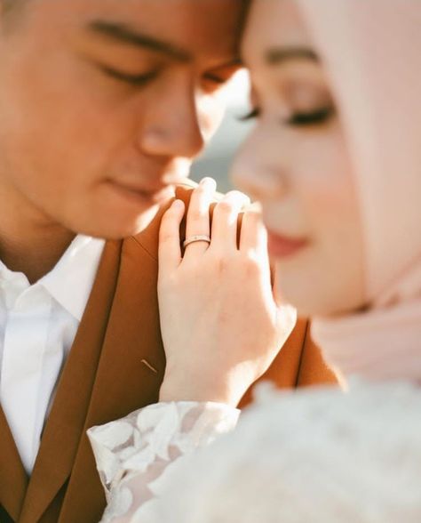 Outdoor Wedding Poses Ideas, Outdoor Wedding Poses, Prewedding Pose Outdoor, Outdoor Prewedding Ideas, Pose Prewedding Outdoor, Prewedding Pose, Wedding Akad, Engagement Portraits Poses, Pose Pengantin