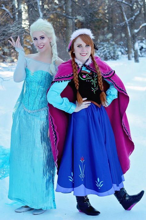 Elsa and Anna Cosplay Elsa And Anna Cosplay, Frozen Photoshoot, Frozen Jr, Anna Cosplay, Frozen Sisters, Elsa And Anna, Anna Frozen, Photo Boards, Elsa Anna