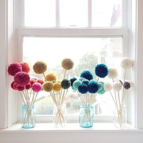 Easy Pom-Pom Crafts for the Adults too! Pompon Diy, Pom Pom Flowers, Diy Pom Poms, Diy Pom Pom, Pom Pom Maker, Pom Pom Crafts, Boho Deco, Mason Jar Diy, Mason Jar Crafts