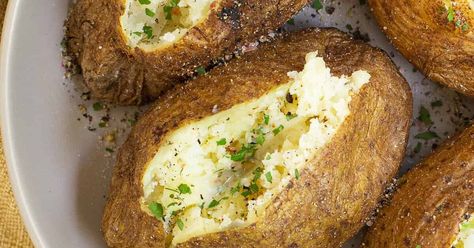 Best Potatoes For Baking, Air Fryer Potatoes, Baked Potato Bar, Air Fryer Baked Potato, Large Air Fryer, Perfect Baked Potato, Making Baked Potatoes, Baked Potato Recipes, Clam Recipes