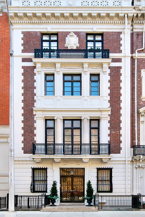 We spy #homegoals. Welcome inside the #UpperWestSide penthouse abode belonging to #AnneHathaway...just steps from #NYC's #CentralPark. #sothebysrealty #nycrealestate #newyorkrealestate #luxuryrealestate #realestate #penthouse #penthouses Penthouse Nyc Manhattan, New York Penthouse View, Nyc Mansion Upper East Side, Modern Penthouse Luxury New York City, Most Expensive Penthouse New York, Beautiful New York, House In New York, New York Penthouse, Georgian Mansion