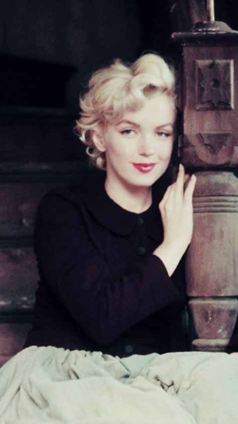 The Peasant Sitting;1954 Milton Greene, Robert Mapplethorpe, Annie Leibovitz, Richard Avedon, Marilyn Monroe Photos, Marlene Dietrich, Norma Jean, Norma Jeane, Blonde Bombshell