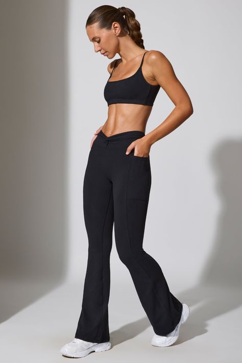 A new season update to your everyday active. Designed in our lightweight and buttery-smooth Soft Active fabric, the Realign leggings are a high waist, full length silhouette with a flared hem. Complete with a supportive wide waistband with twist detail and functional side pockets. 
 
 Soft Active full length leggings 
 High waistband 
 Twist waist detailing 
 Body contouring panelling 
 Side pockets 
 Unlined with dual layered waistband 
 Flared leg 
 Pull on design 
 Sweat-wicking 
 Soft and li Leggings Wide Leg, Black Backless Dress, Polyester Spandex Fabric, Bride Clothes, Flare Leggings, On Design, Body Contouring, Embellished Dress, Comfortable Dress