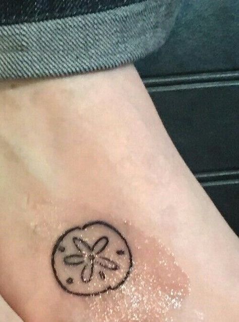 Tattoos For The Beach, Small Sand Dollar Tattoo, Beachy Henna Tattoos, Cute Beach Tattoo, Small Ocean Tattoos, Beachy Henna, Ocean Henna, Tattoo Ears, Small Beach Tattoo