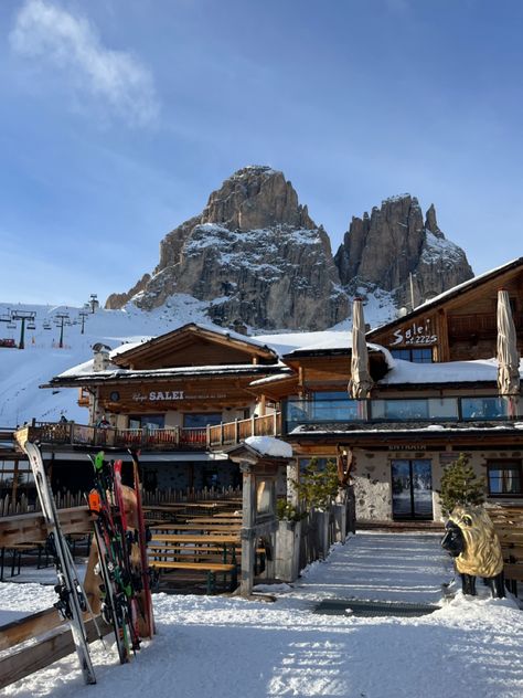 Ski Italy, Alps Skiing, Italy Winter, Skiing Aesthetic, Travel Aesthetics, Ali Hazelwood, Winter Mountains, Dolomites Italy, Ski House