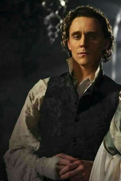 He's... Supposed to scare me? Really? I wasn't getting that vibe from this. Tom Hiddleston Crimson Peak, Thomas Hiddleston, Thomas Sharpe, Doug Jones, Crimson Peak, Thomas William Hiddleston, Matt Bomer, Loki Marvel, Loki Laufeyson