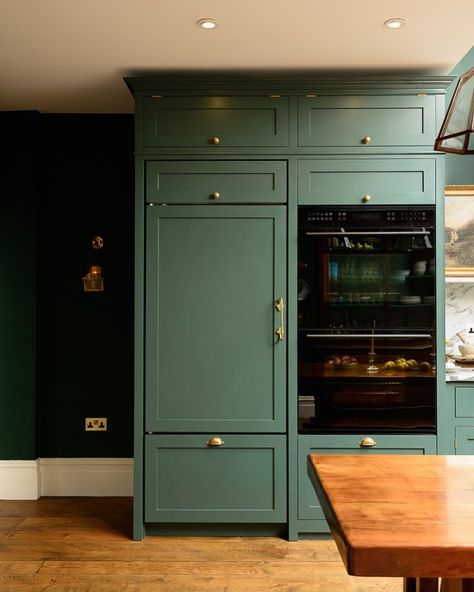 deVOL Kitchens on Instagram: “Appliances are rarely the highlight of any kitchen but here, the fridge freezer and oven are something to marvel at. Both are quite…” Green Interior Decor, Green Kitchen Walls, Dark Green Kitchen, Kitchen Cabinet Color Ideas, Kitchen Green, Devol Kitchens, Painted Cabinets, Green Kitchen Cabinets, Bg Design