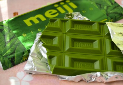 https://flic.kr/p/ccX1Gm | meiji green tea chocolate | Japanese chocolate bar with matcha powder. Love it! Meiji Chocolate, Matcha Baking, Green Tea Chocolate, Tea Treats, Matcha Mint, Japanese Chocolate, Food Set Up, Matcha Chocolate, Matcha Smoothie