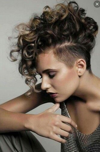 Curly top shaved sides Mohawk Hairstyles For Girls, Curly Mohawk Hairstyles, Curly Mohawk, Short Curly Hairstyles For Women, Half Shaved Hair, Mohawk Hairstyles, Short Curly Haircuts, Haircuts For Curly Hair, Undercut Pixie