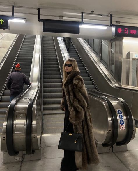 Fur Coat Aesthetic, Old Money Winter, Fur Coat Outfit, Skandinavian Fashion, Chique Outfits, Paris Mode, Looks Street Style, Cold Weather Outfits, Office Attire