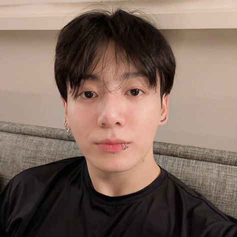 jungkook icon Jungkook Selca, Jeon Jungkook Photoshoot, Men's Korean Style, First Love Bts, Jungkook Cute, Foto Jungkook, Airport Style, Baby Star, Korean Makeup