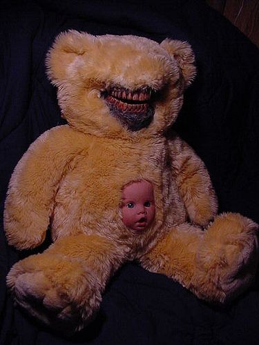 Now THIS is a Teddy Bear. Scary Teddy Bear, Plushie Diy, Creepy Stuffed Animals, Scary Photos, Creepy Toys, Creepy Photos, Creepy Decor, Creepy Images, Halloween Creepy