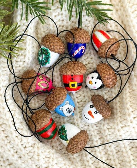 Acorn Xmas Decorations, Woodland Christmas Decorations Diy, Old Ornaments Repurpose, Acorn Christmas Crafts, Halloween Acorns, Painted Acorns Ideas, Christmas Acorns, Acorn Christmas Ornaments, Diy Christmas Shadow Box