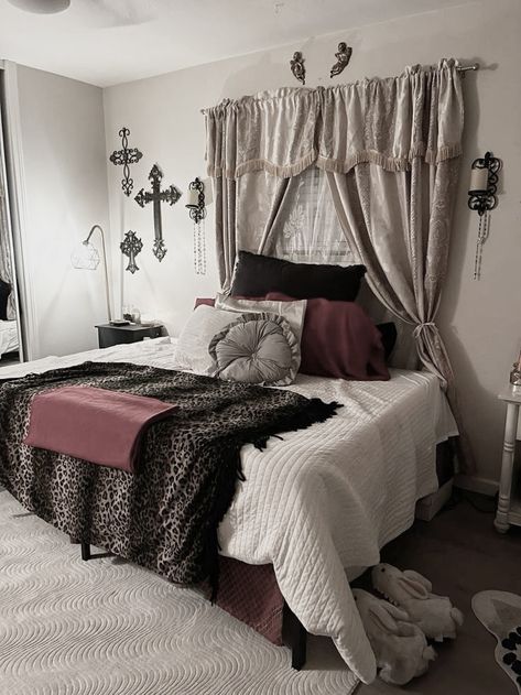 Victorian Gothic Bedroom, Red Room Decor, Gothic Bedroom, Dream Apartment Decor, Red Rooms, Design Exterior, Dreamy Room, Room Design Bedroom, Dream Room Inspiration