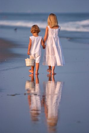 Family Beach Pictures Sunset, Beach Portraits Family, Cute Family Beach Pictures, Family Photos Beach Ideas, Beach Kids Photoshoot, Kid Beach Photoshoot, Kids Beach Photoshoot Ideas, Beach Pictures With Kids, Family Beach Shoot