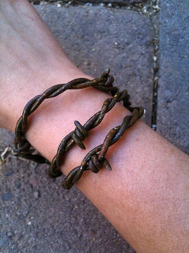 Barbed Wire Bracelet, Barbed Wire Art, Polymer Clay Bracelet, Wire Bracelets, Clay Bracelet, Diy Wire Jewelry, Wire Necklace, Fimo Clay, Clay Design