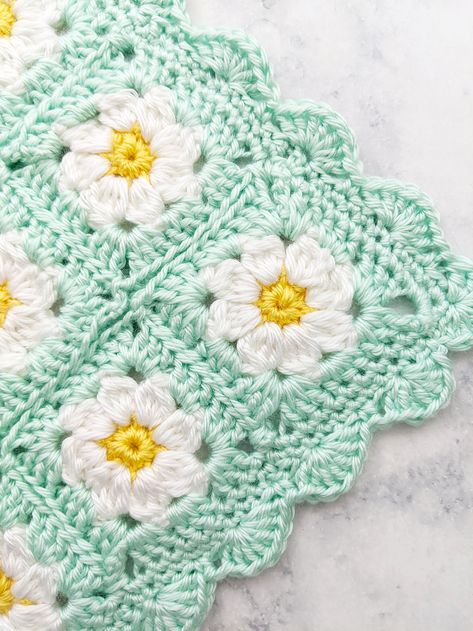 This tutorial covers how join the Dainty Daisy Granny Squares together to form a blanket.  Crochet along with me in my step by step video tutorial! Knitted Crafts, Practical Crafts, Daisy Granny Square, Granny Square Häkelanleitung, Motifs Granny Square, Blanket Stitches, Crochet Flower Blanket, Cloth Patterns, Throw Blanket Pattern