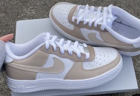 Tenis Air Force, Popular Shoe, Casual Shoes Women Sneakers, Nike Shoes Air Force, Trendy Shoes Sneakers, White Nike Shoes, Nike Shoes Girls, Nike Fashion Shoes, Preppy Shoes