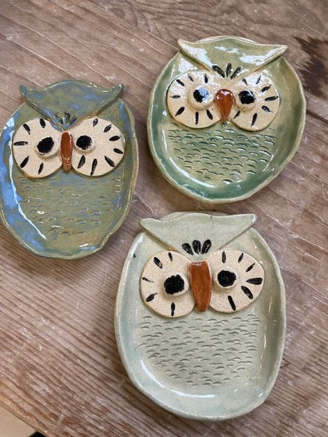 Owl Pottery Ideas, Clay Owl Sculpture, Ceramic Owls Pottery Ideas, Clay Owl Diy, Owl Clay Art, Ceramic Owls Pottery, Preschool Clay Projects, Kids Pottery Ideas, Pottery Ideas For Kids