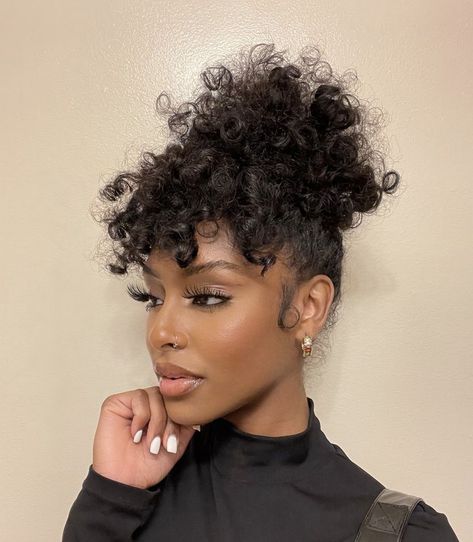 Curly Hair Upstyles Natural, Fancy Afro Hairstyles, Fancy Natural Hairstyles Black Women, Short 3c Curly Hairstyles, Wide Headband Hairstyles, Curly Bangstyle Hair Black Women, Sleek Bun Black Women, Fall Natural Hairstyles, Natural Curly Hairstyles For Black Women