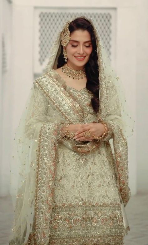 Simple Nikah Outfit, Ayeza Khan Bridal Shoot, Red Bridal Lehenga Pakistani, Black Bridal Dresses, Nikah Outfit, Pakistani Women, Pakistani Women Dresses, Nikah Dress, Pakistani Bridal Makeup