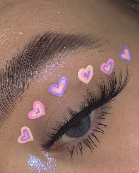 Purple Heart Makeup, Valentines Day Eyeliner, Heart Eye Makeup, Ideas Maquillaje, Make Up Designs, Heart Makeup, Mekap Mata, Indie Makeup, Cute Eye Makeup