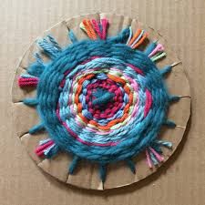 Cardboard Circle Weaving | Colourful Minds Plate Weaving, Cardboard Weaving, Circle Weaving, 5th Grade Art, Art Activity, Classroom Crafts, Picture Books, Loom Weaving, Paper Plate