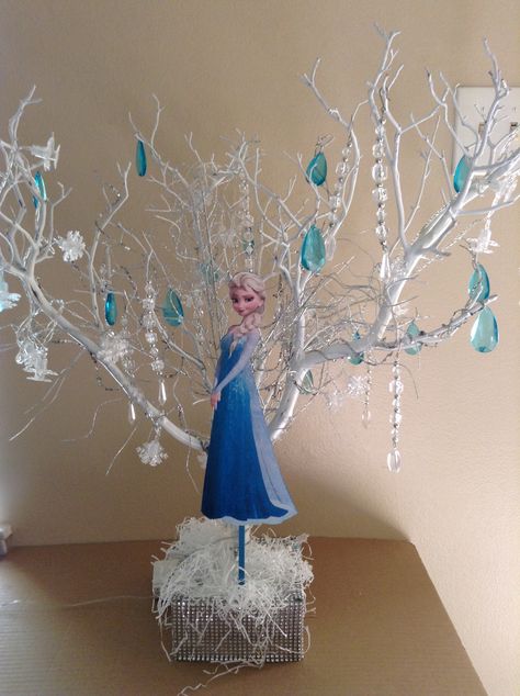 Frozen tree stand I made Disney Frozen Table Centerpieces, Frozen Birthday Party Centerpieces, Frozen Centerpiece Ideas, Frozen Birthday Centerpieces, Frozen Theme Party Decorations, Frozen Centerpieces, Frozen Tree, Frozen 3rd Birthday, Frozen Birthday Party Decorations