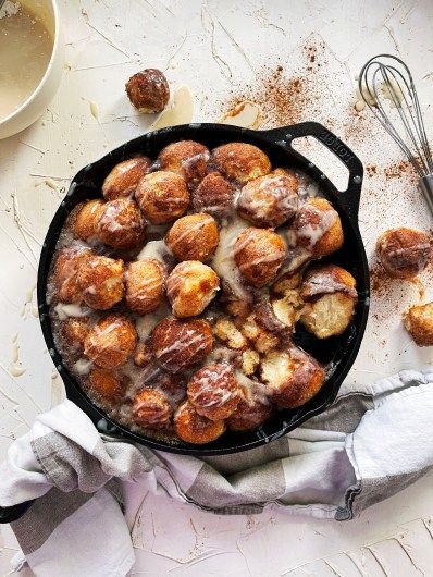 Cast Iron Monkey Bread, Monkey Bread Dutch Oven, Dutch Oven Monkey Bread, Sourdough Discard Monkey Bread, Monkey Bread Christmas, Gooey Monkey Bread, Meal Prep Easy, Cast Iron Oven, Biscuits Packaging