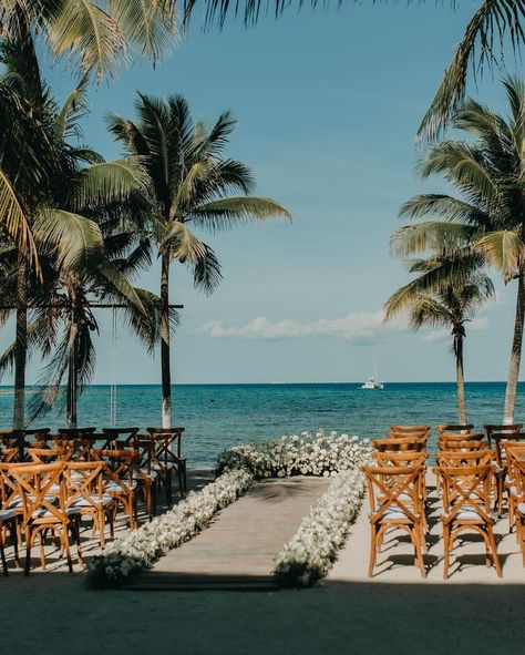 Mauritius Wedding Ideas, Wedding In Dominican Republic, Beach Aesthetic Wedding, Hawaii Wedding Aesthetic, Hawaii Wedding Reception, Hawaii Wedding Ideas, Outside Wedding Ceremonies, Modern Beach Wedding, Caribbean Beach Wedding