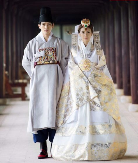 Wedding Dress Korean Style, Korean Traditional Wedding, Wedding Dresses Korean, Hanbok Wedding Dress, Hanbok Wedding, Korean Bride, Korean Wedding Dress, Korean Traditional Clothing, Casual Attire For Women