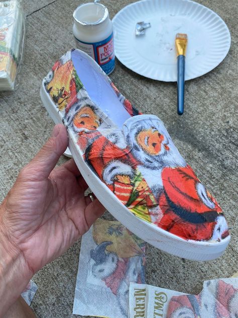 Modge Podge Canvas Shoes, Modge Podge Wrapping Paper, Decoupage On Canvas Diy, Mod Podge Fabric On Canvas, Fabric And Mod Podge Projects, Modge Podge On Fabric, Decoupage Placemats Diy, Decoupage Shoes Diy, Mod Podge Plates With Fabric