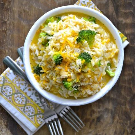 Creamy Broccoli Cheddar Rice - Maebells Cheddar Broccoli Rice, Rice Recipes Side, Broccoli Recipes Healthy, Broccoli Cheese Rice, Cheesy Broccoli Rice, Broccoli Side Dish, Rice Side Dish Recipes, Gluten Free Sides, Rice Side Dishes