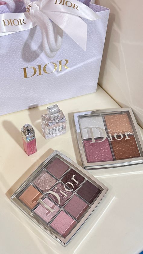 makeup Dior Makeup Aesthetic, Dior Eyeshadow, Dior Skincare, Dior Cosmetics, Dior Collection, Makeup Accesories, Chic Makeup, Makeup Aesthetic, Dior Makeup