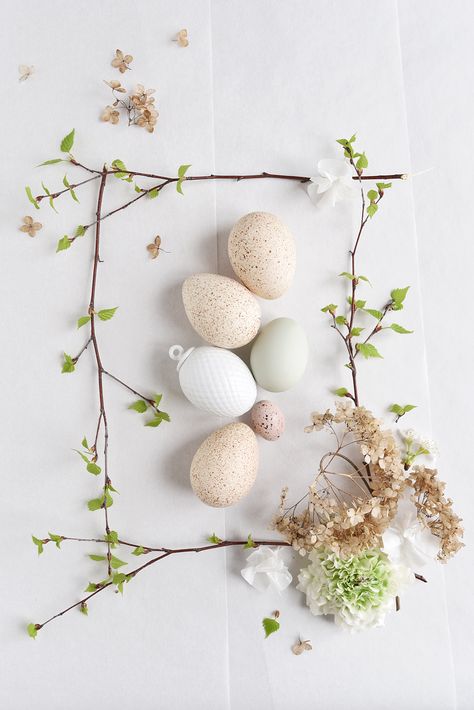 Easter Product Photography, Minimalist Easter Decor, Easter Vase, Easy Easter Decor, Minimal Easter, Simple Easter Decor, Easter Aesthetic, Cake Easter, Easter Decor Ideas