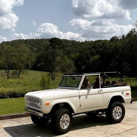 Old Bronco Aesthetic, White Bronco Aesthetic, Vintage Bronco Aesthetic, Vintage Ford Bronco Aesthetic, Old Classic Cars Vintage, Vintage Bronco Ford, Bronco Restomod, Bronco Aesthetic, White Ford Bronco