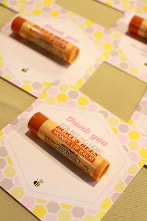 Lip Balm Favors Baby Shower Nena, Lip Balm Party Favors, Cheap Baby Shower Favors, Baby Shower Neutral, Bee Ideas, Baby Shower Favors Diy, Lip Balm Favors, Mini Champagne Bottles, Cheap Favors