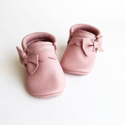 Side Bow Moccasin Soft Baby Shoes, Baby Clothes Size Chart, Leather Baby Moccasins, Crochet Baby Shoes Pattern, Baby Shoes Pattern, Retro Style Dress, Summer Baby Clothes, Baby Moccasins