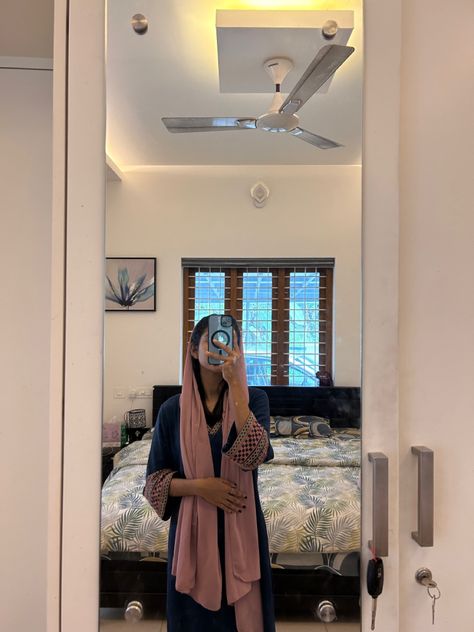 Hijab Mirror Selfie Aesthetic, Mirror Selfie Poses Instagram, Dp Hijab, Mirror Selfie Aesthetic No Face, Mirror Selfie Aesthetic, Eid Looks, Sasuke Wallpaper, Dp Pic, Muslimah Photography