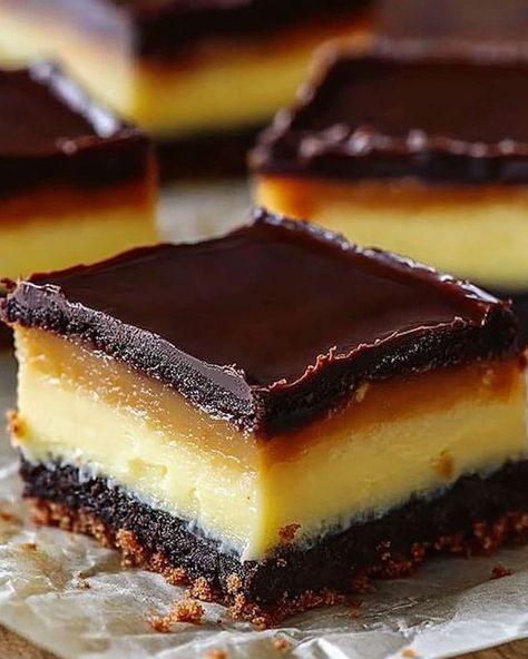 Boston Cream Dessert Bars Introduction Boston Cream Dessert Bars are a delightful twist on the classic Boston Cream Pie. These bars layer a simple cake, creamy custard, and rich chocolate ganache for a treat that everyone will love. They are perfect for parties, family gatherings, or just a cozy evening at home. Why Make This Boston Cream Bars, Boston Cream Pie Bars, Boston Cream Pie Cake, Boston Creme Pie, Cheesecake Fruit Salad, Boston Cream Pie, Crunch Cake, Boston Cream, Baked Strawberries