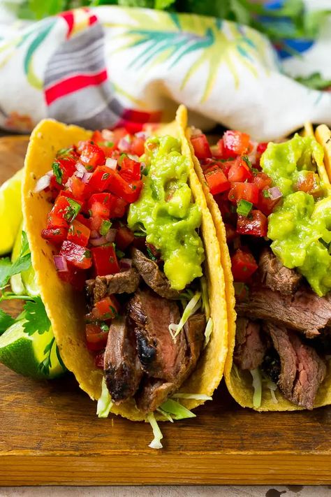 Carne asada tacos with grilled steak, cabbage, pico de gallo and guacamole. Steak For Tacos, Tacos Mexicanos, Cook Steak, Asada Tacos, Carne Asada Tacos, Taco Dinner, Slow Cooker Stew, Beef Tacos, Steak Tacos