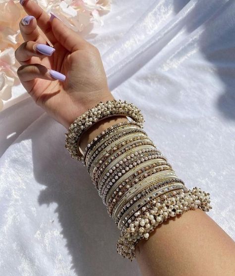 Platinum Jewelry Indian, Bangles On Saree, Bangles For Lehenga, Bangles Aesthetic, Engagement Looks, Desi Vibes, Wedding Jewellery Designs, Wedding Jewelry Sets Bridal Jewellery, Bridal Chura